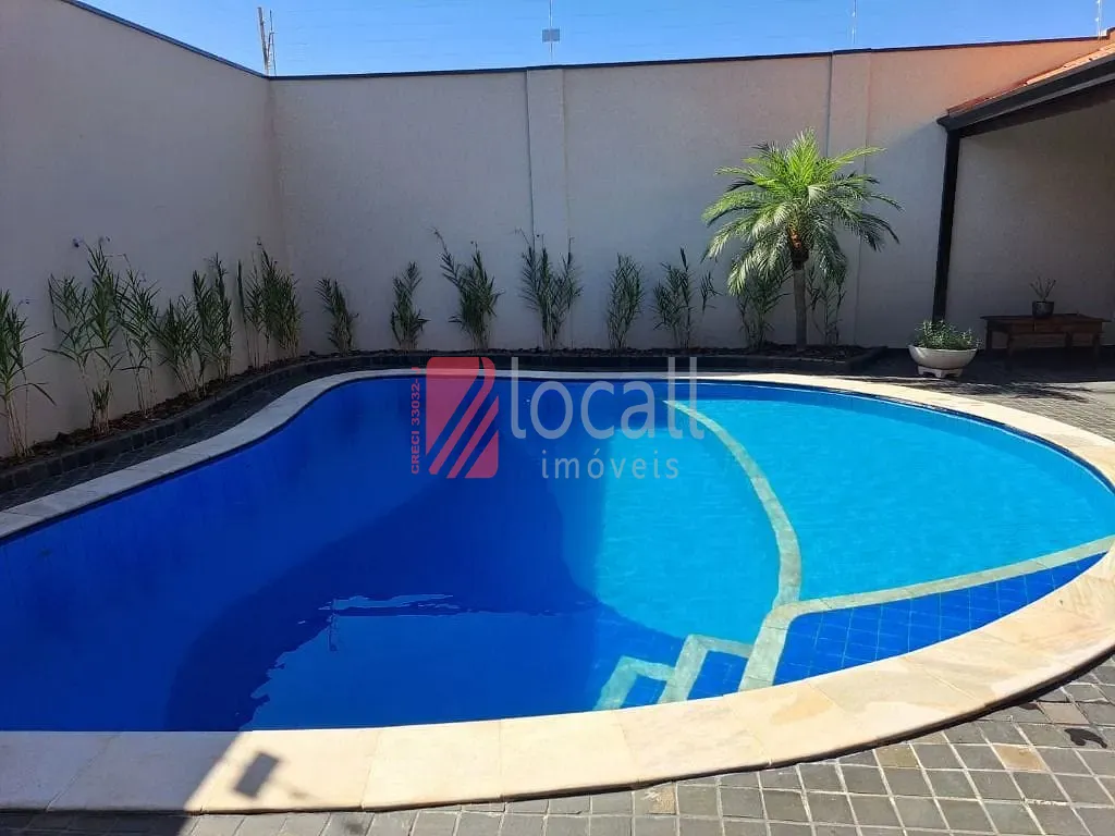Casa com 3 quartos para aluguel, 250m² — foto 2 de 35