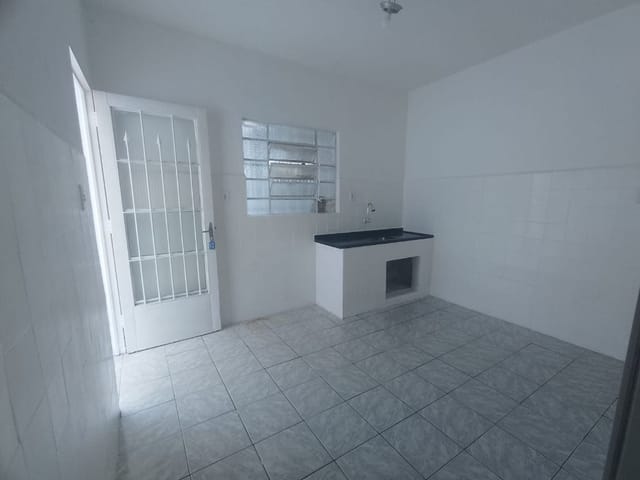 Casa com 300m² 1 quarto e 1 banheiro, para alugar, no bairro Vila Margarida em São Paulo