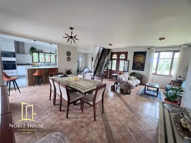Casa com 1144m² 4 quartos e 5 banheiros, à venda ou para alugar, no bairro Vista Alegre em Vinhedo