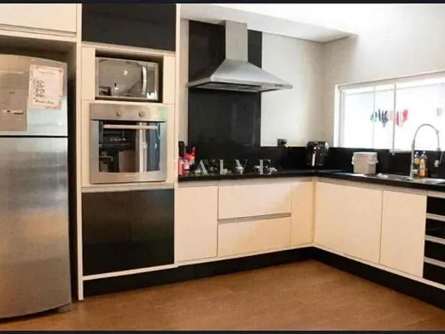 Casa com 562m² 3 quartos e 5 banheiros, à venda, no bairro Esperança em Londrina