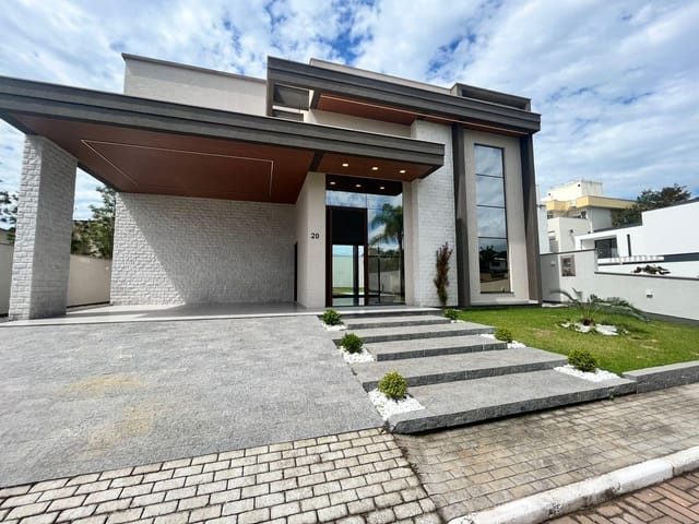 Casa com 400m² 3 quartos e 4 banheiros, à venda, no bairro Ingleses do Rio Vermelho em Florianópolis