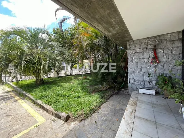 Casa com 1075m², à venda, no bairro Bom Retiro em Curitiba