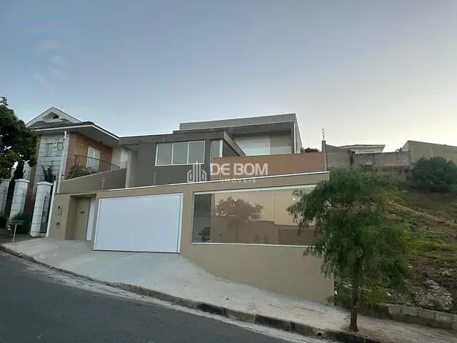 Casa com 450m² 4 quartos e 2 banheiros, à venda, no bairro Jardim Europa em Poços de Caldas