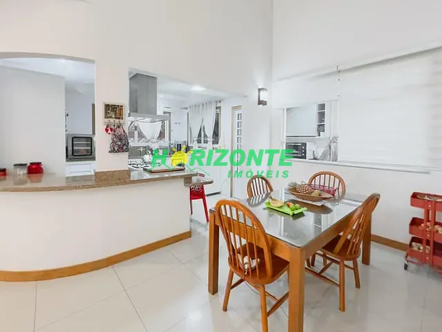 Casa com 250m² 3 quartos e 5 banheiros, à venda, no bairro Urbanova em São José dos Campos