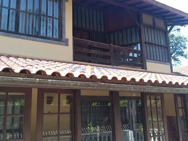 Casa 3 quartos e 4 banheiros, à venda, no bairro Quarteirão Ingelheim em Petrópolis