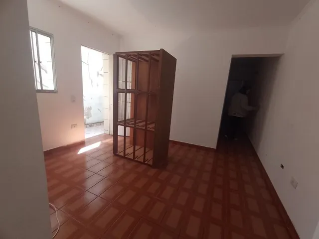 Casa com 300m² 2 quartos e 1 banheiro, para alugar, no bairro Jardim Regina em São Paulo