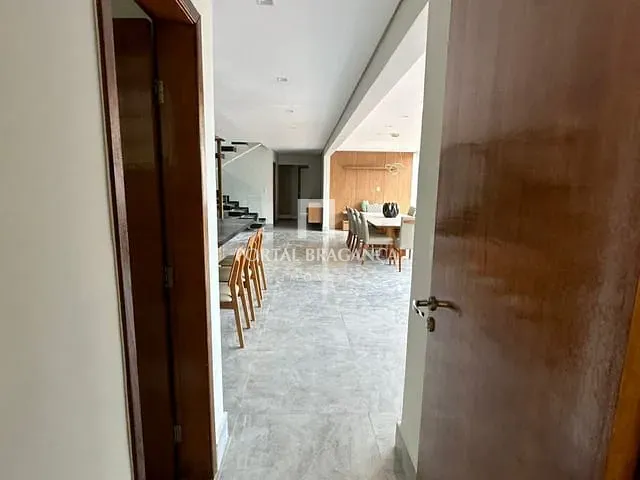 Casa com 1650m² 5 quartos e 8 banheiros, à venda, no bairro Condomínio Jardim das Palmeiras em Bragança Paulista