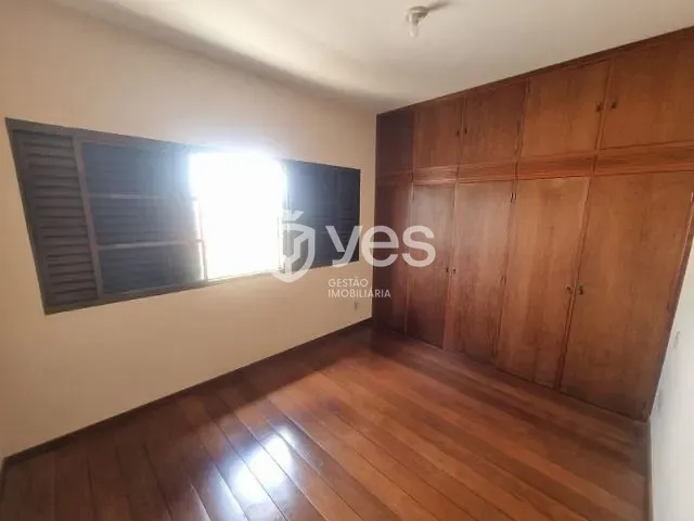 Casa com 375m² 4 quartos e 3 banheiros, à venda, no bairro Centro em Araxá