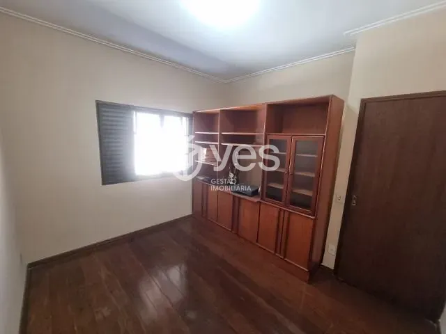 Casa com 375m² 4 quartos e 3 banheiros, à venda, no bairro Centro em Araxá