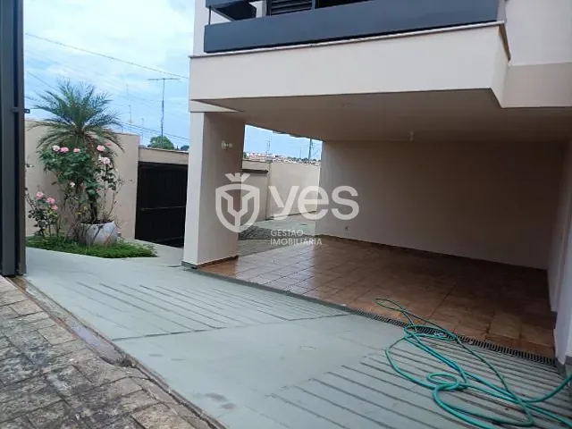 Casa com 375m² 4 quartos e 3 banheiros, à venda, no bairro Centro em Araxá