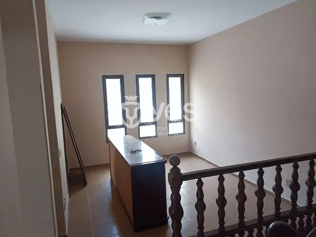 Casa com 375m² 4 quartos e 3 banheiros, à venda, no bairro Centro em Araxá