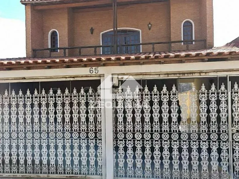 Casa, 3 quartos, 236 m² - Foto 1