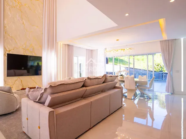 Casa com 877m² 4 quartos e 6 banheiros, à venda, no bairro Granja Viana em Carapicuíba