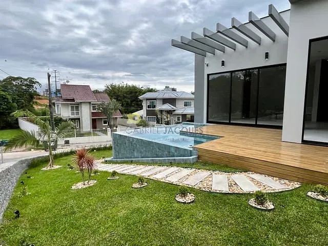 Casa com 450m² 3 quartos e 4 banheiros, à venda, no bairro Pedra Branca em Palhoça