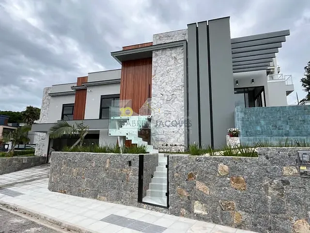 Casa com 450m² 3 quartos e 4 banheiros, à venda, no bairro Pedra Branca em Palhoça