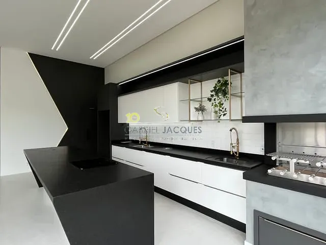 Casa com 450m² 3 quartos e 4 banheiros, à venda, no bairro Pedra Branca em Palhoça