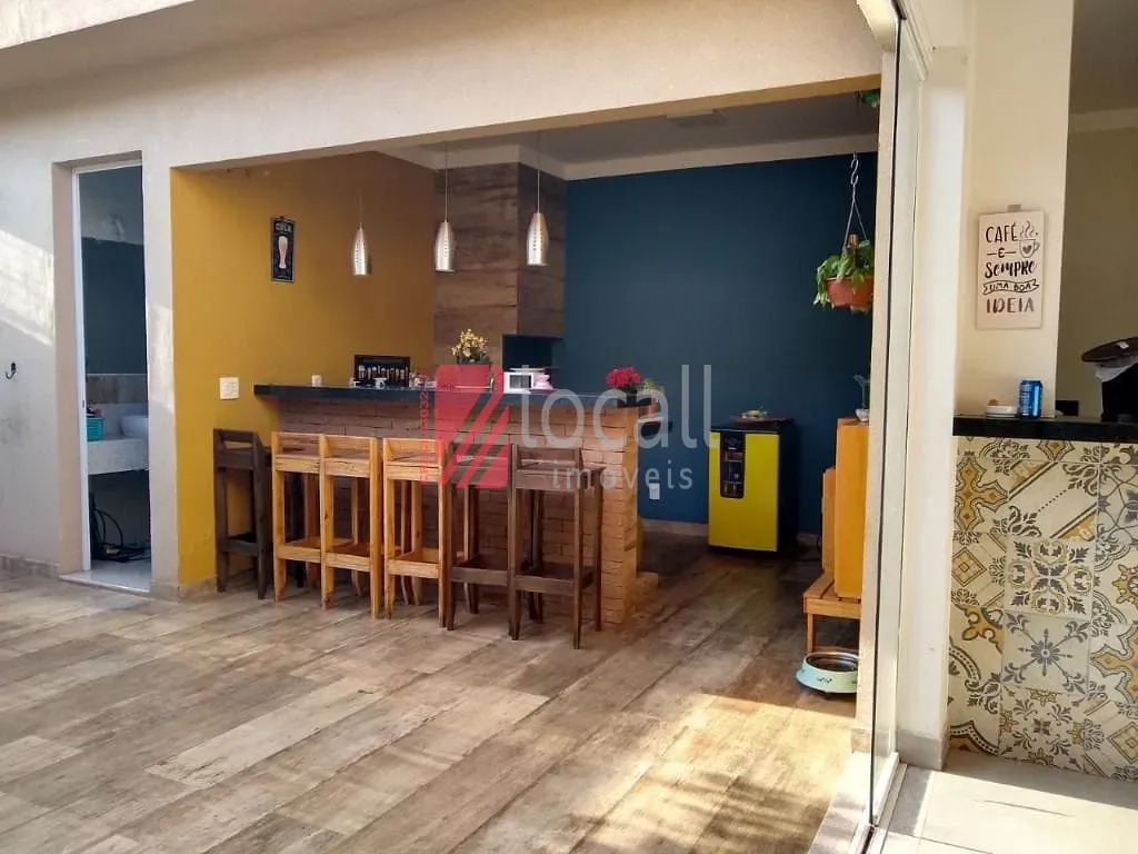 Casa com 4 quartos à venda, 238m² — foto 2 de 13