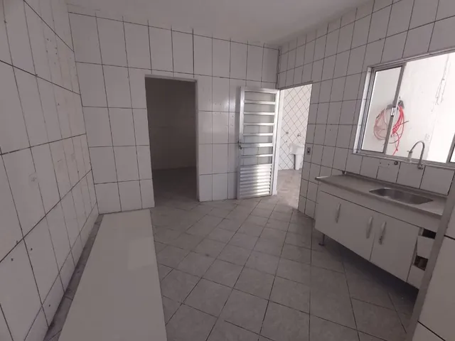 Casa com 300m² 1 quarto e 1 banheiro, para alugar, no bairro Jardim Regina em São Paulo