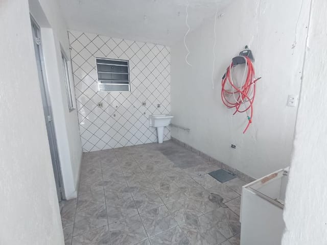 Casa com 300m² 1 quarto e 1 banheiro, para alugar, no bairro Jardim Regina em São Paulo