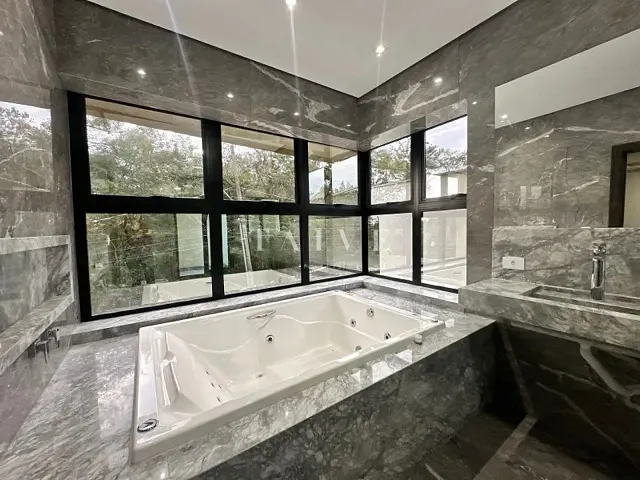 Casa com 345m² 5 quartos e 6 banheiros, à venda, no bairro Esperança em Londrina