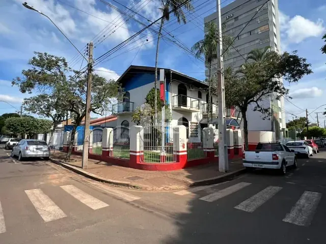 Casa à venda, no bairro Centro em Rolândia