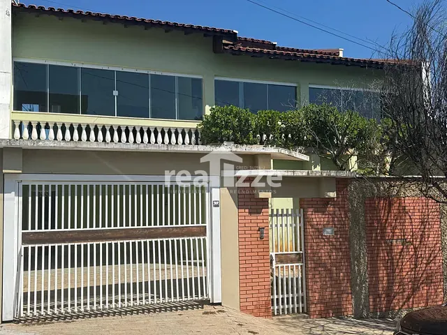 Casa 4 quartos e 3 banheiros, para alugar, no bairro Jardim Soares em Itapira