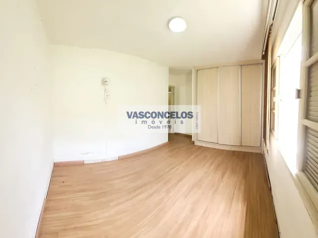 Casa com 300m² 3 quartos e 2 banheiros, à venda, no bairro Vila Adyana em São José dos Campos