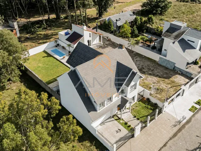 Casa 3 quartos e 4 banheiros, à venda, no bairro Laranjal em Pelotas
