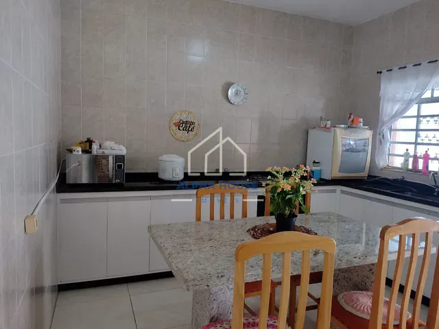 Casa com 250m² 2 quartos e 1 banheiro, à venda, no bairro Conjunto Residencial Araretama em Pindamonhangaba