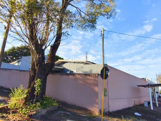 Casa com 208m² 2 quartos e 1 banheiro, à venda, no bairro Jardim Laranjeiras em Apucarana