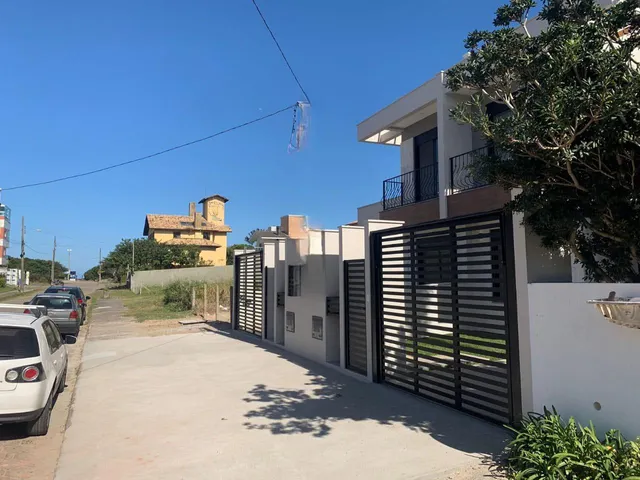 Foto do Casa - Casa de alvenaria geminada com 3 quartos, sendo 2 suítes. Um quarto no térreo, financiável, a 170 metros da Praia dos Açores - Florianópolis/SC | Costão Sul Imóveis