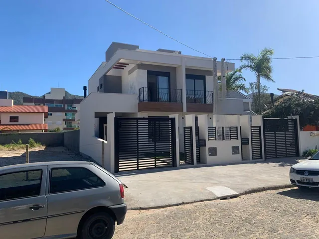 Foto do Casa - Casa de alvenaria geminada com 3 quartos, sendo 2 suítes. Um quarto no térreo, financiável, a 170 metros da Praia dos Açores - Florianópolis/SC | Costão Sul Imóveis