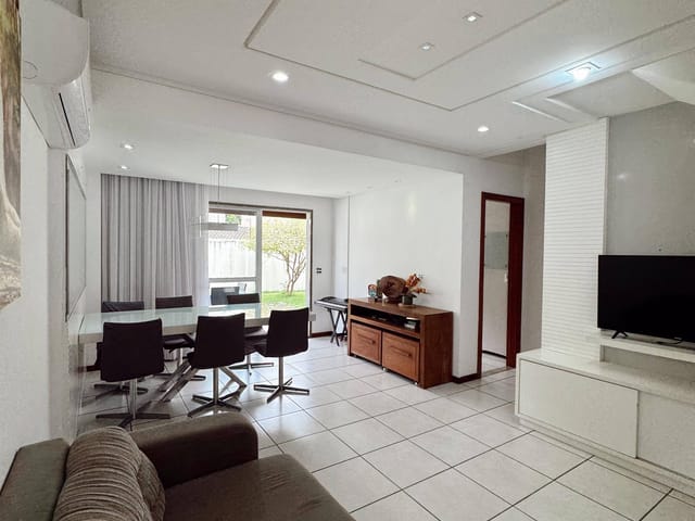 Casa com 205m² 4 quartos e 3 banheiros, à venda, no bairro Colina de Laranjeiras em Serra