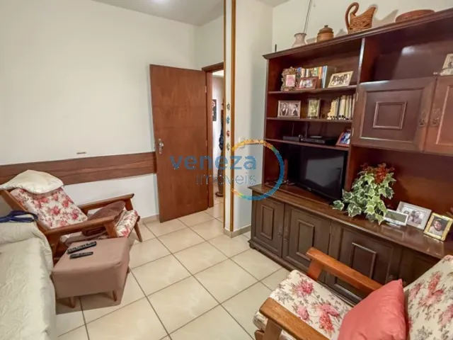 Casa com 230m² 5 quartos e 4 banheiros, à venda, no bairro SANTO ANTONIO em Londrina
