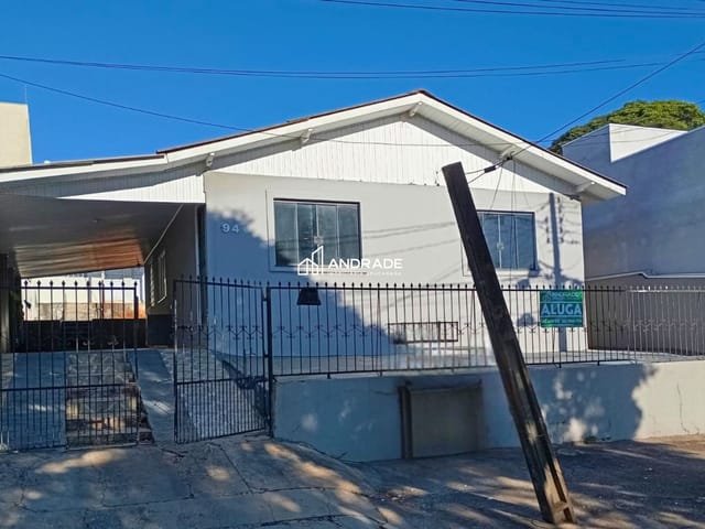Casa 3 quartos e 1 banheiro, para alugar, no bairro Jardim Iguatemi em Apucarana