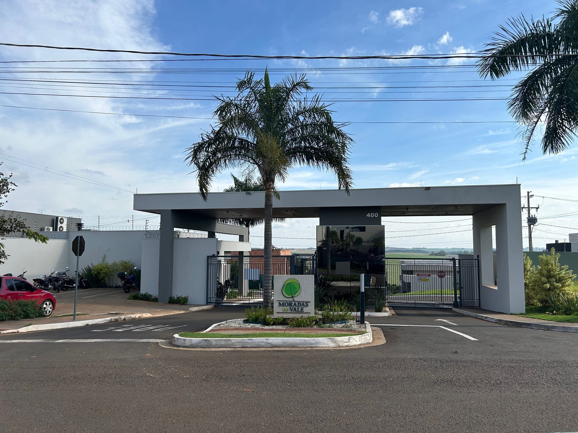 Casa à venda com 3 quartos, 215m² - Foto 1