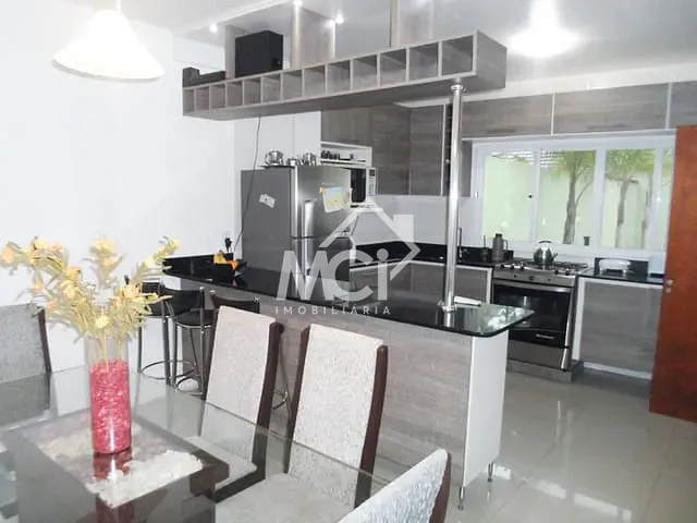 Casa com 350m² 3 quartos e 3 banheiros, à venda, no bairro Areal em Pelotas