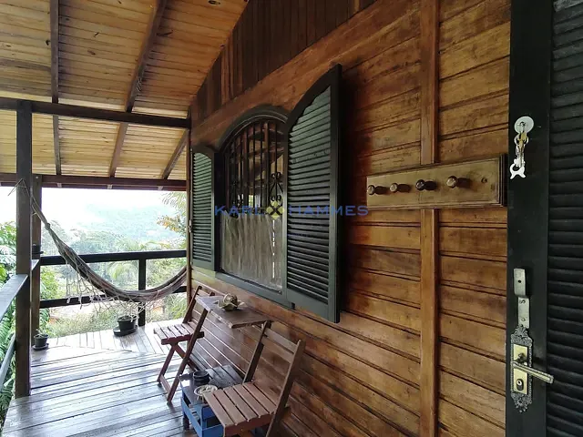 Casa 4 quartos e 3 banheiros, à venda, no bairro Samambaia em Petrópolis