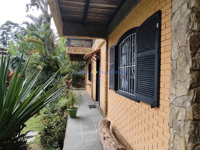Casa 4 quartos e 3 banheiros, à venda, no bairro Samambaia em Petrópolis