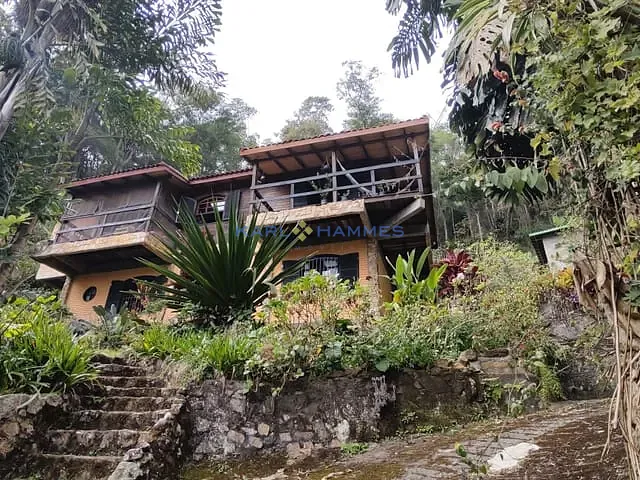 Casa 4 quartos e 3 banheiros, à venda, no bairro Samambaia em Petrópolis