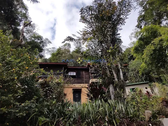 Casa 4 quartos e 3 banheiros, à venda, no bairro Samambaia em Petrópolis