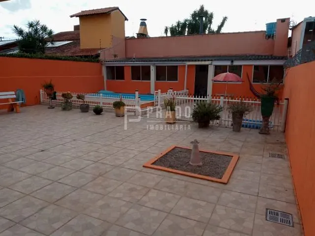 Casa com 300m² 2 quartos e 2 banheiros, à venda, no bairro Laranjal em Pelotas
