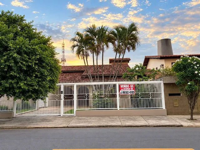 Casa com 600m², à venda ou para alugar, no bairro Setor Bueno em Goiânia
