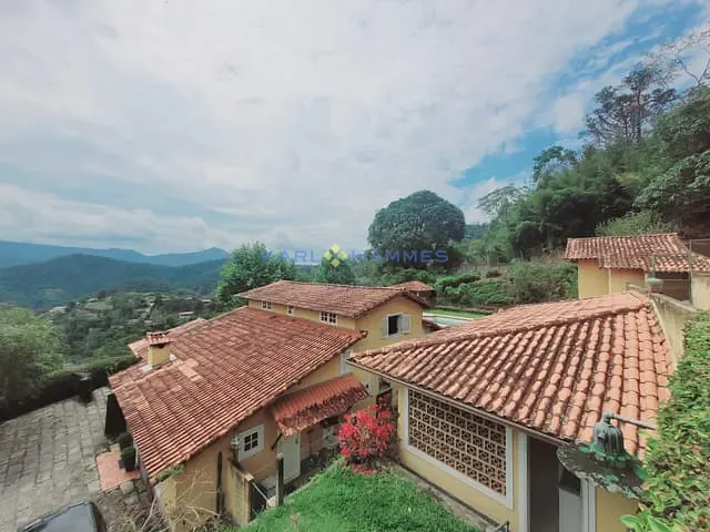 Casa 6 quartos e 3 banheiros, à venda, no bairro Nogueira em Petrópolis