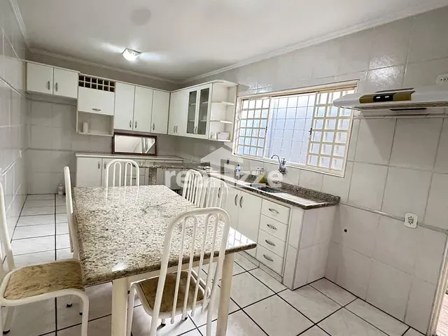 Casa 3 quartos e 2 banheiros, para alugar, no bairro Conjunto Habitacional Doutor José Secchi em Itapira