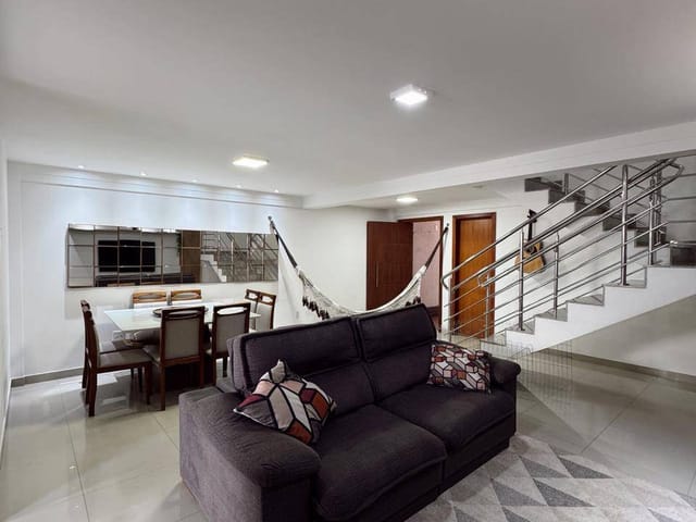 Casa com 300m² 4 quartos e 3 banheiros, à venda, no bairro Morada de Laranjeiras em Serra