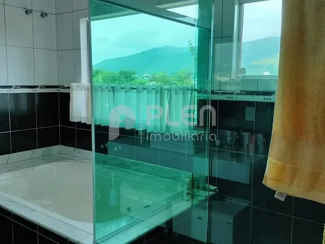 Casa 4 quartos e 5 banheiros, à venda, no bairro Vila Petrópolis em Atibaia