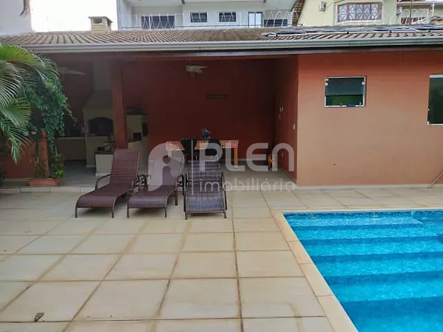 Casa 4 quartos e 5 banheiros, à venda, no bairro Vila Petrópolis em Atibaia