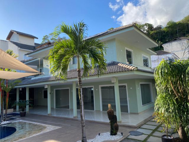 Casa com 500m² 4 quartos e 6 banheiros, à venda, no bairro Jacarepaguá em Rio de Janeiro