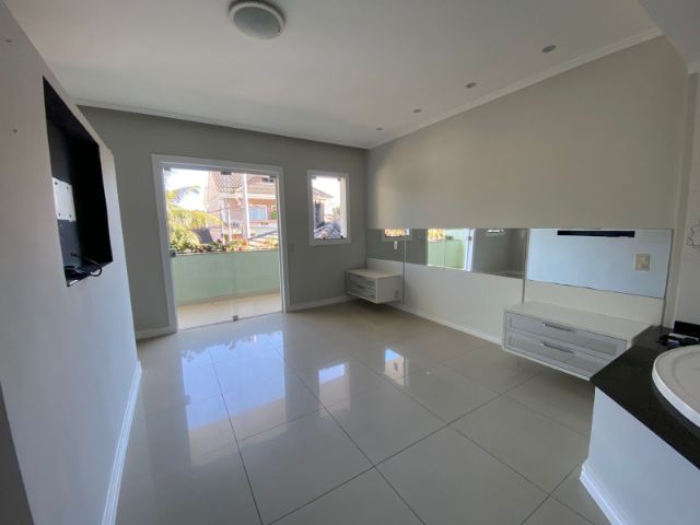 Casa com 500m² 4 quartos e 6 banheiros, à venda, no bairro Jacarepaguá em Rio de Janeiro